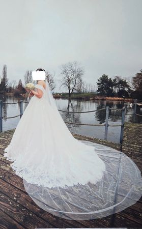 Schönes Brautkleid mit Spitze und langer Schleppe