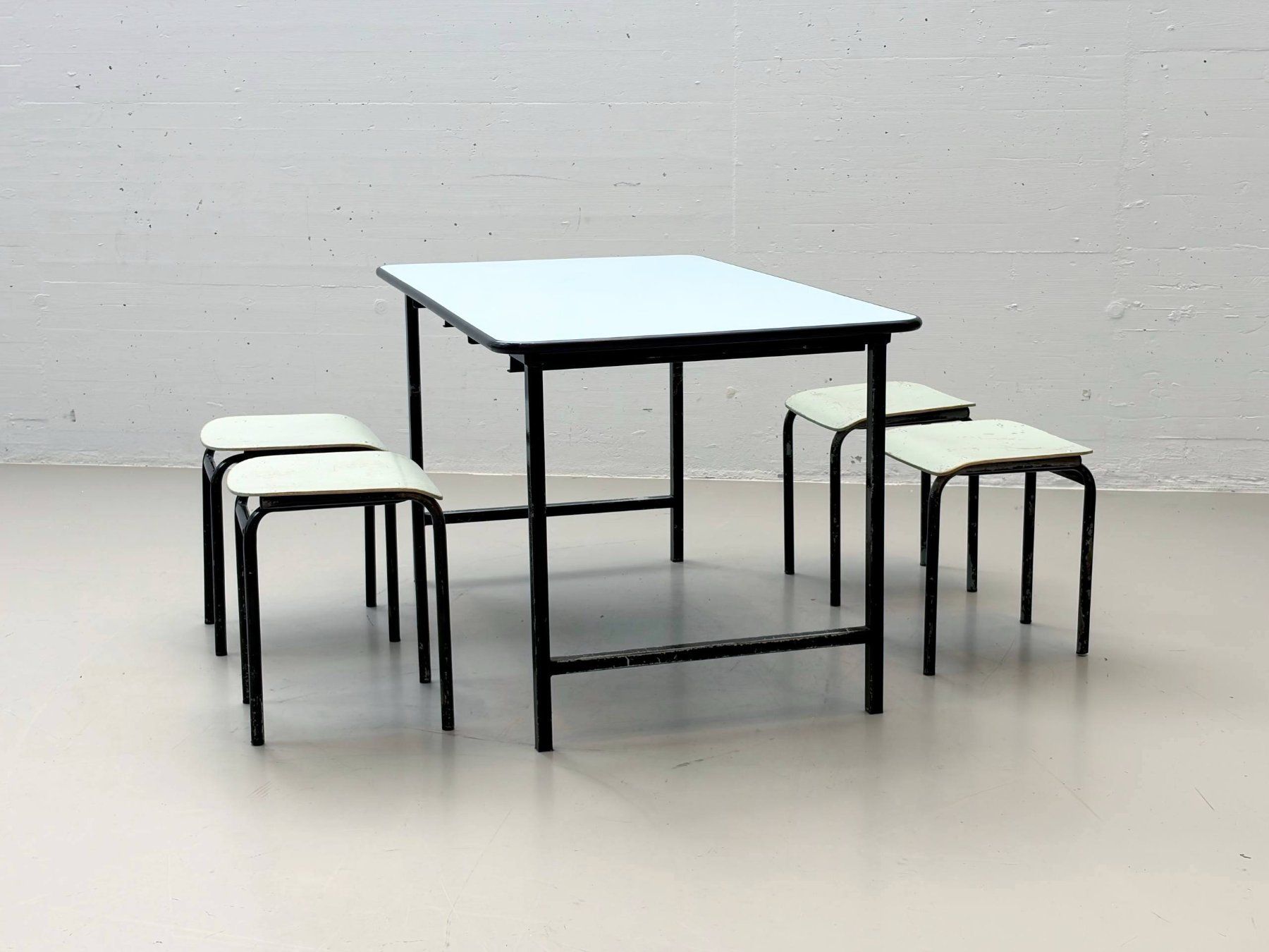 Set di tavolo e panche: Set: Mid-Century Kelko Tisch mit Hockerquartett, 1970er – Usato da Zürich venduto da LeMoege 5