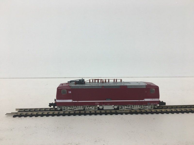 Trix Modellini di ferrovie: Spur N Arnold 2308CH Br 143 Dunkelrot der DR – Usato da Büsserach venduto da ModellbahnDepot 6