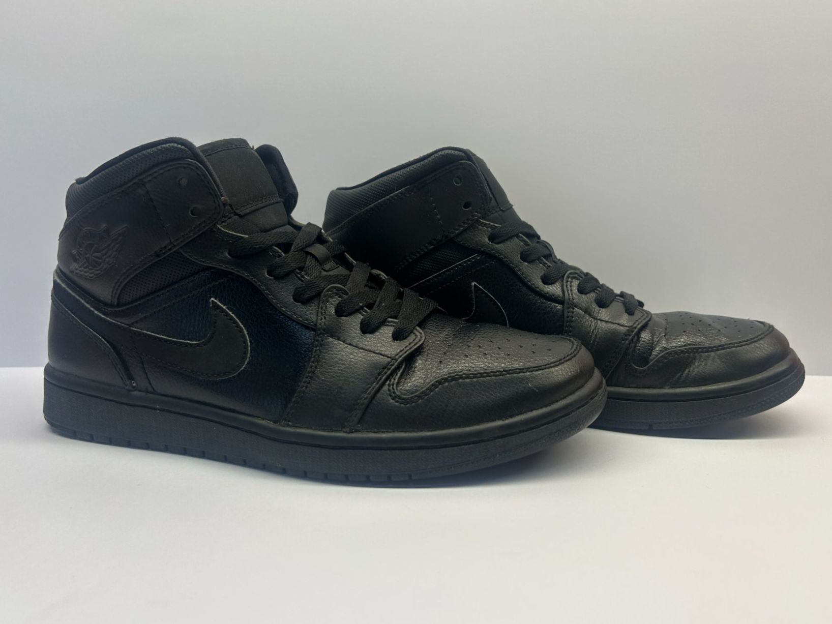 Jordan Scarpe da uomo: Nike Air Jordan 1 Total Black – Nuovo (secondo la descrizione) da Soyhières venduto da Maponos