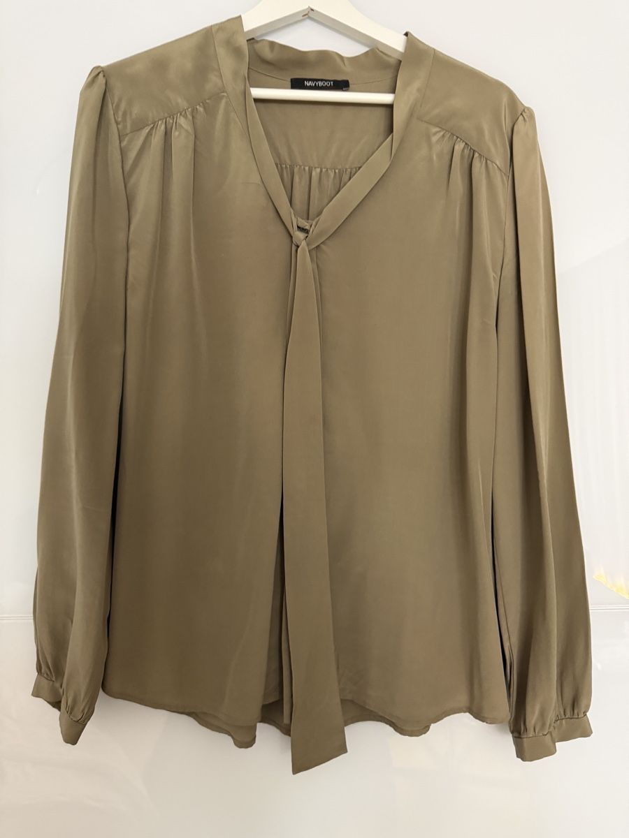 Navyboot Blusen: Navyboot Seidenbluse in der Gr. 42 in Khaki – Gebraucht aus Grenchen von servet.t