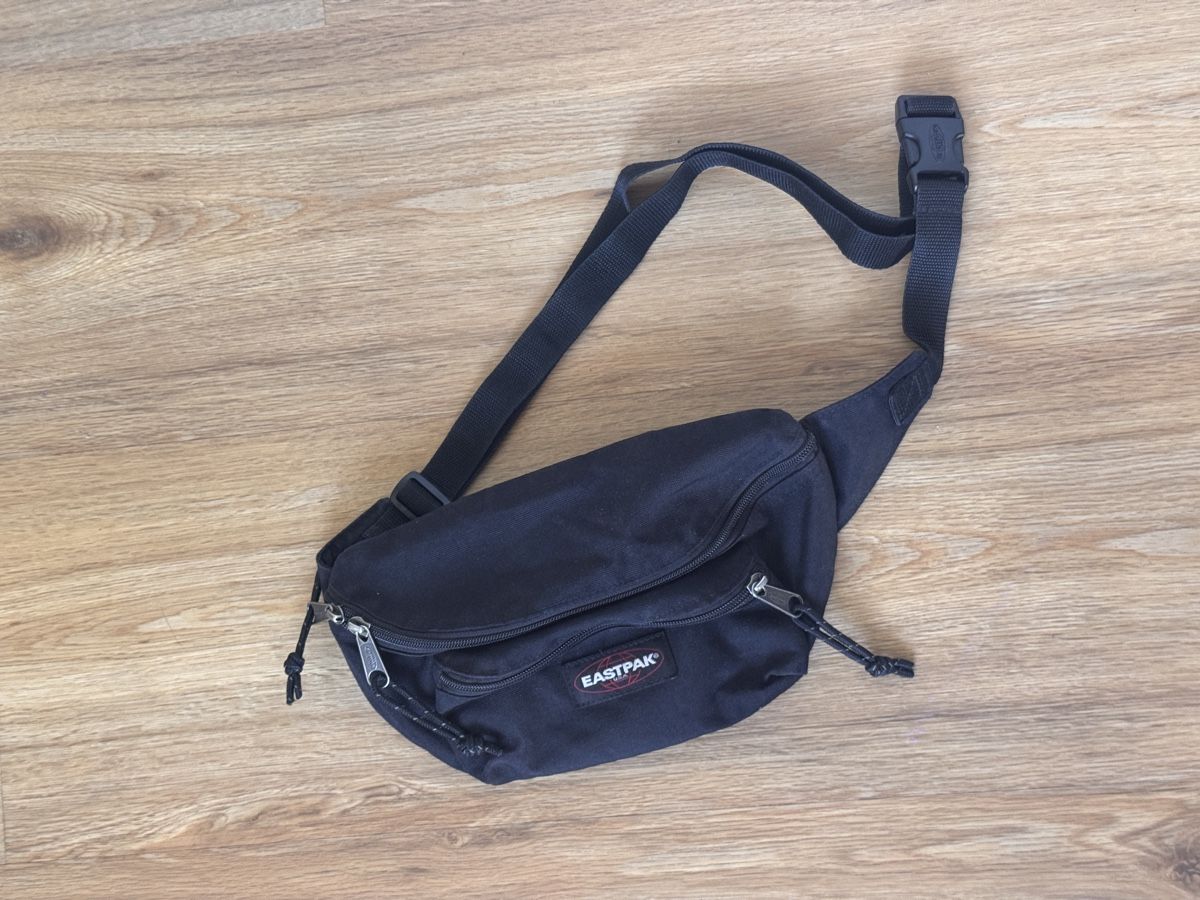Eastpak Borse: Eastpack Doggy Bag in Schwarz – Usato da Basel venduto da spassbremse
