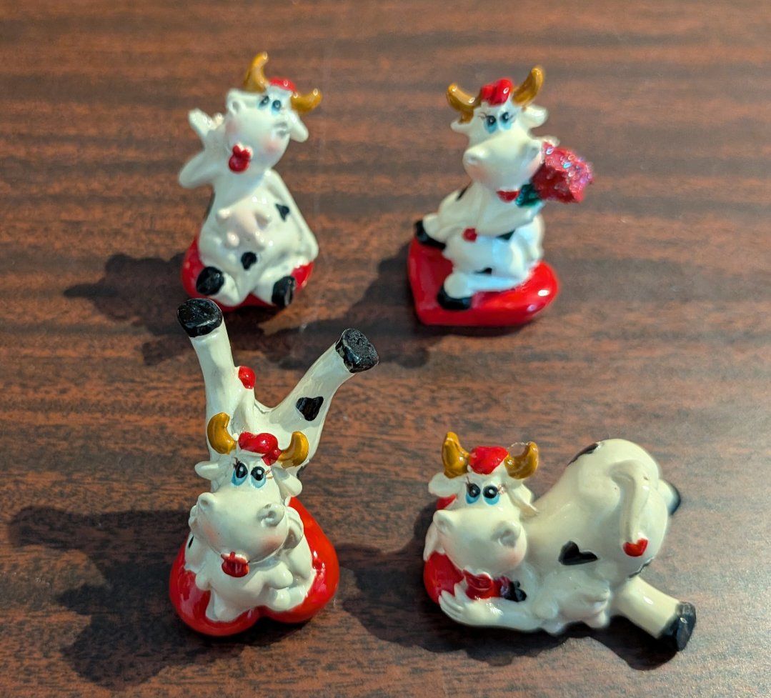 Tutte le decorazioni: Figurines vaches décoratives lot de 4 pièces – Usato da Cernier venduto da Poussetofiol