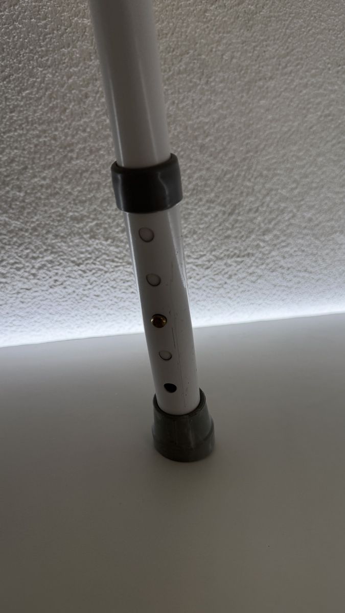 Sgabelli: Duschhocker weiss, verstellbar, top Zustand, – Usato da Rotkreuz venduto da perlengott 3