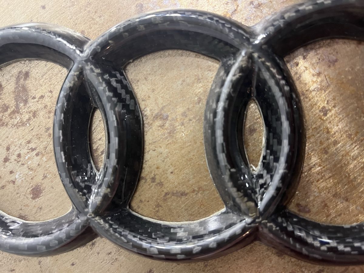 Audi Toutes les pièces détachées: Logo Audi pour l’avant en carbone – Neuf avec emballage d'origine à Epalinges par DukeNoble