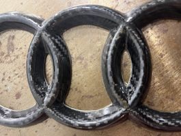 Logo Audi pour l’avant en carbone