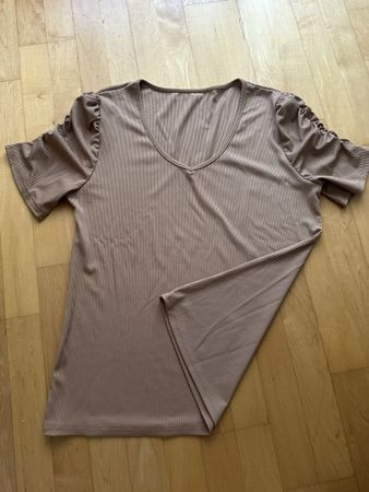 V-Ausschnitt Shirt beige mit Raffung Gr. 40 neu!