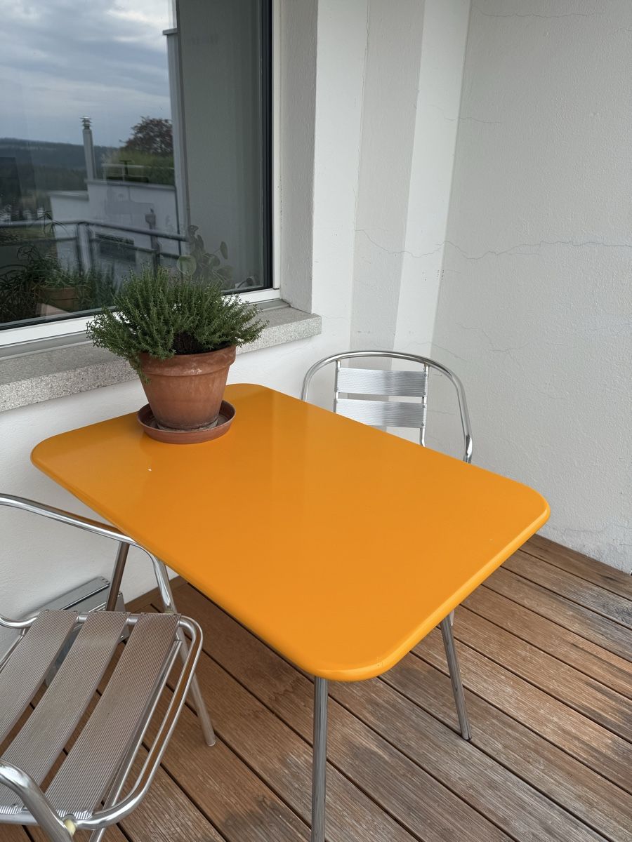Tables: Design Tisch Orange mit Rohrgestell – D'occasion à Baden par namensalat07