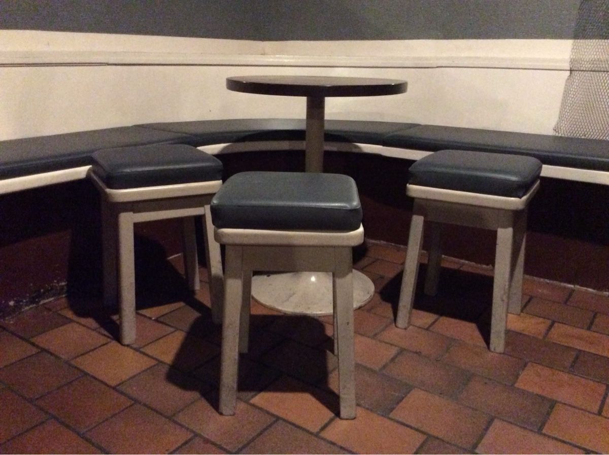 Tabourets: 22 massive Hocker und 6 massive Tische – D'occasion à Amriswil par chilizorro