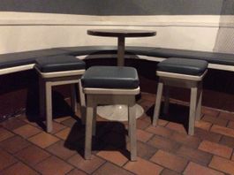 22 massive Hocker und 6 massive Tische