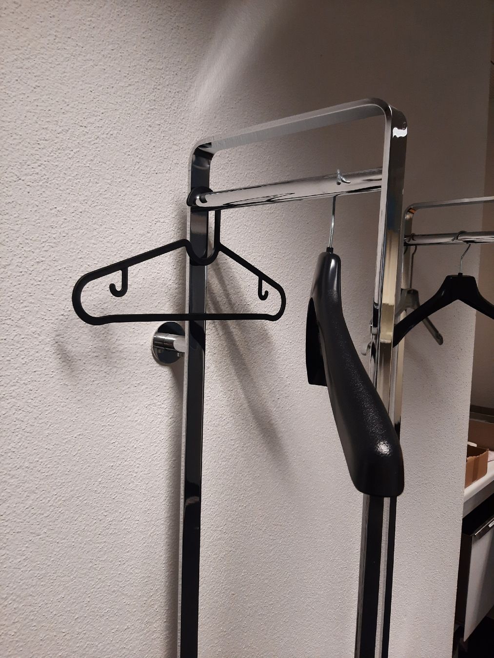 Garderobe: Moderne Garderobenständer Chromstahl Kleiderständer Ständ – Gebraucht aus Winterthur von ReUse_Baumarkt 1