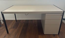 Büroschreibtisch mit Schubladenelement und Fachboden-Auszüge