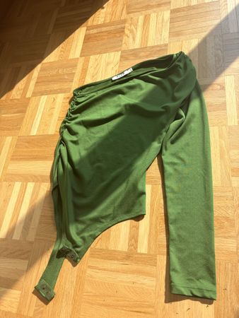 NA-KD grünes einarm bodysuit (limited edition)