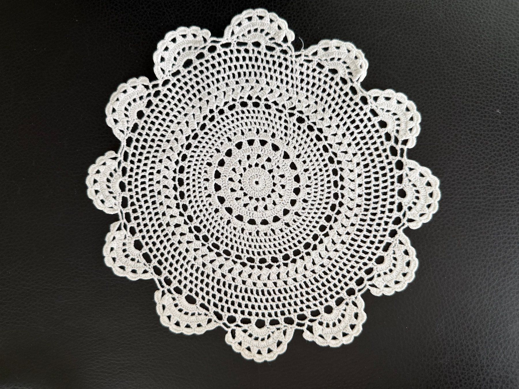 Sottobicchieri: Spitzendeckchen  Untersetzer  gehäkelt  Farbe weiss – Usato da Subingen venduto da ArtBead 1