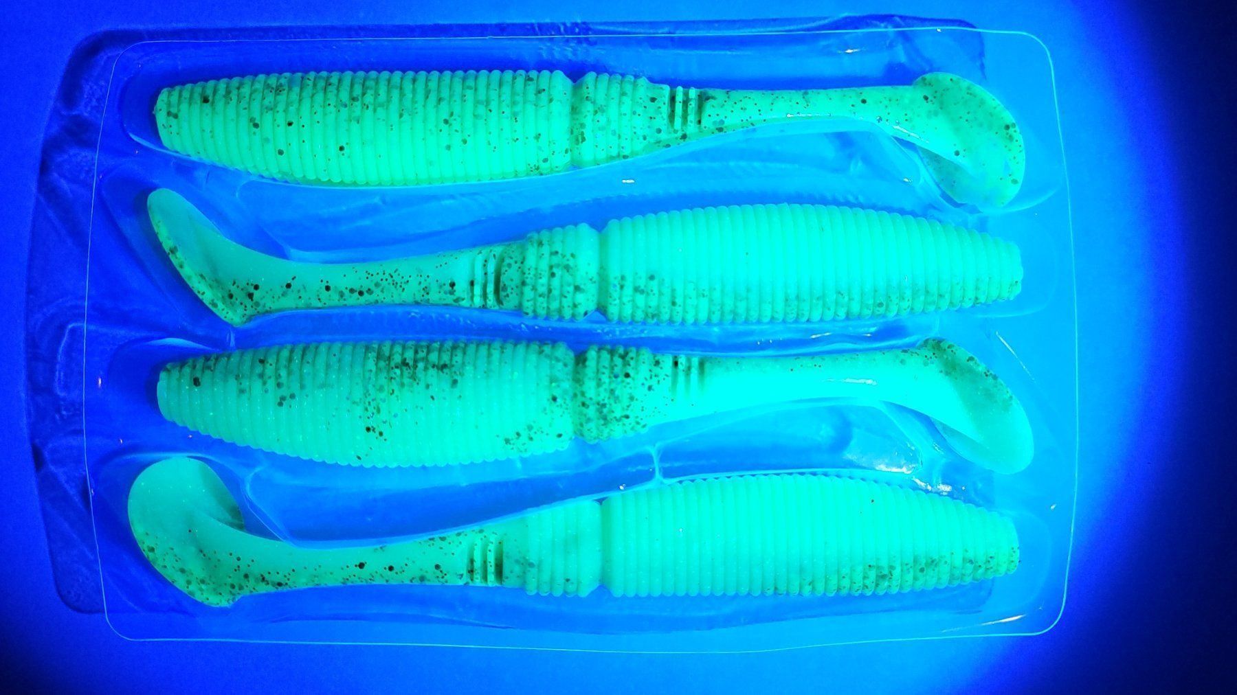 Köder: Gummifisch - Toxic River 15cm UV aktiv – Neu und originalverpackt aus Oberentfelden von TyphoonTackle