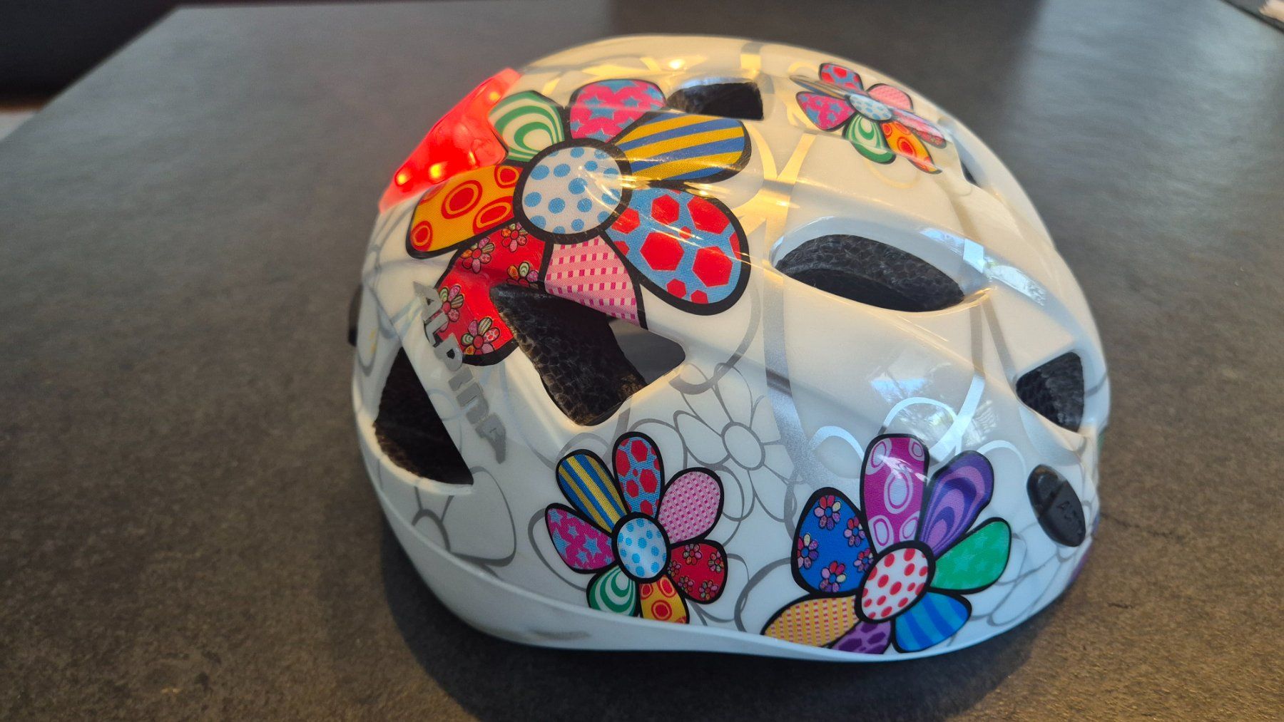 Alpina Caschi: Kinder Velohelm mit Flash-Licht – Usato da Wettingen venduto da Arcantos