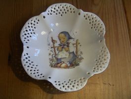 hübsche, kleine M.J.Hummel Durchbruchschale mit Wellenrand