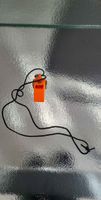 Orange Trillerpfeife mit Kordel - Neuwertig & Laut!