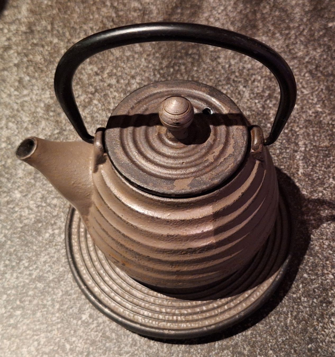 Teiere: Ancienne théière en fonte – Usato da Monthey venduto da ditty 5