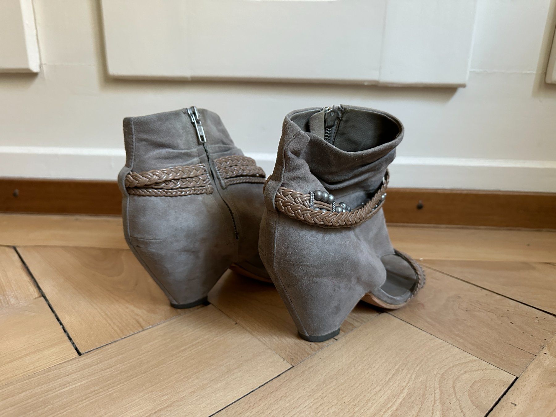 Ash Scarpe da donna: ASH - Wildleder Sandalette taupe 35.5 – Usato da Zürich venduto da Diazaio 2