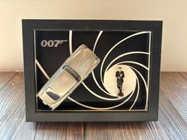3-D Bild James Bond Aston Martin Modellauto