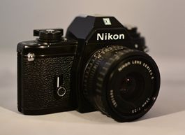 Nikon EM mit 35mm Objektiv