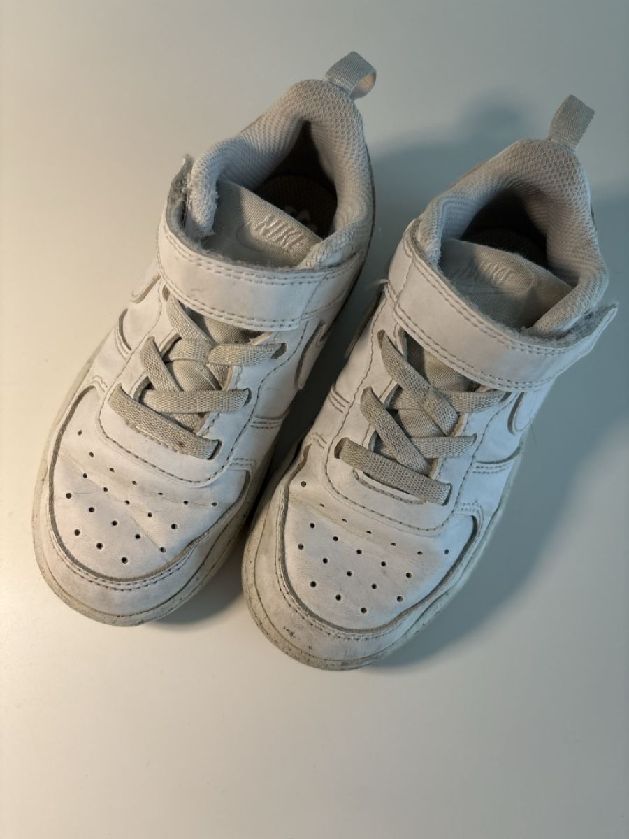 Nike Scarpe per ragazzi: Nike Kinder Sneaker Weiss Grösse 26 – Usato da Bülach venduto da Karuna
