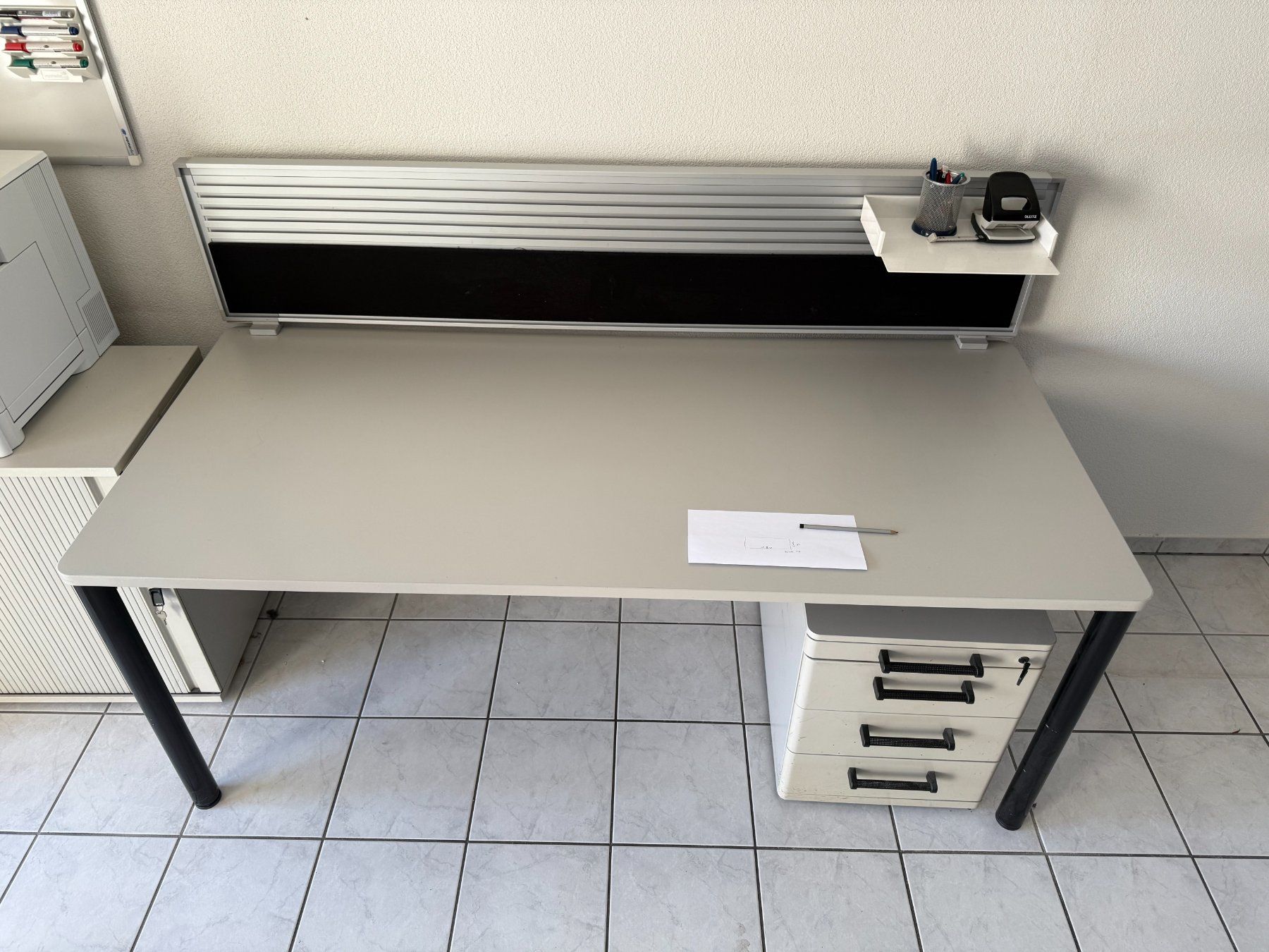 Scrivanie: Grosser Bürotisch mit Schubladencontainer – Usato da Goldach venduto da Natalie012