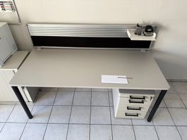 Grosser Bürotisch mit Schubladencontainer