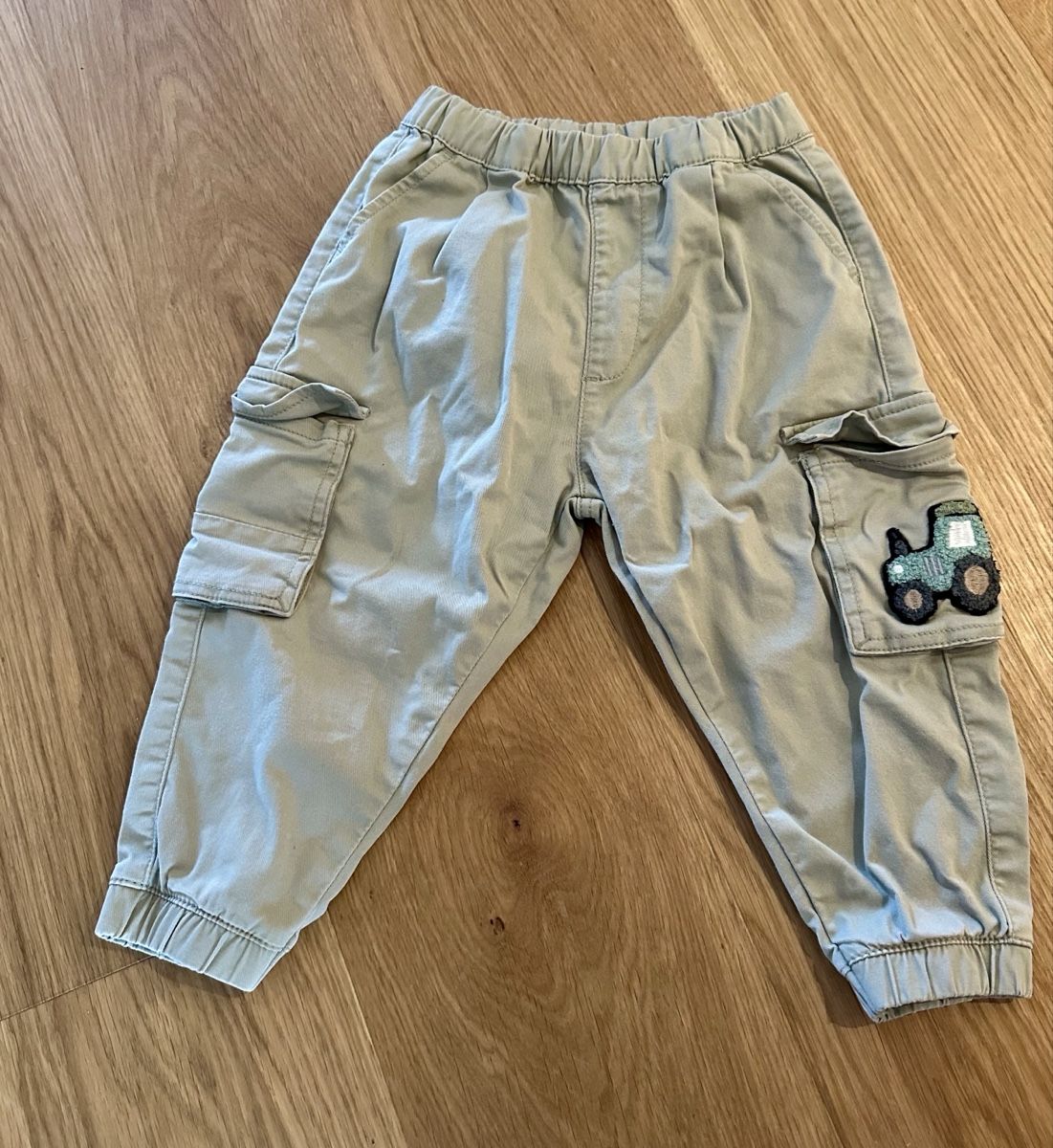 Next Pantaloni: Kinder Cargohose Next beige mit Traktor Grösse 92 – Usato da Untersiggenthal venduto da sil_td6n