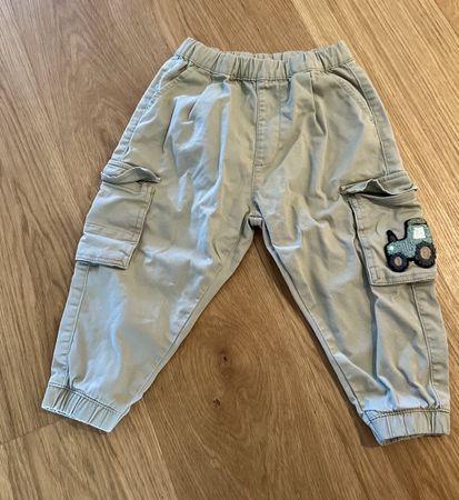 Kinder Cargohose Next beige mit Traktor Grösse 92