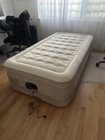 Intex Luftbett mit integrierter Pumpe