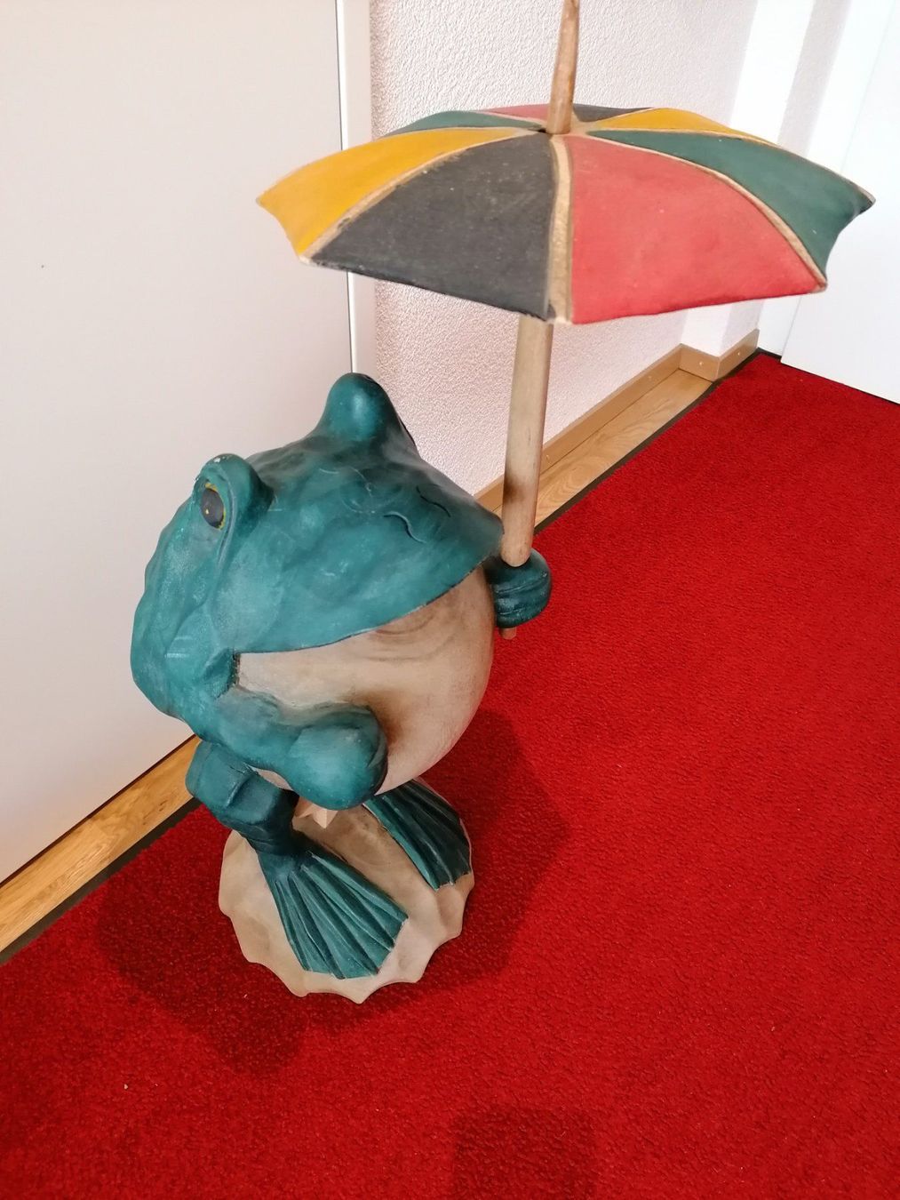 Holzschnitte: Frosch mit Schirm aus Holz geschnitzt – Gebraucht aus Muri AG von goodmood17