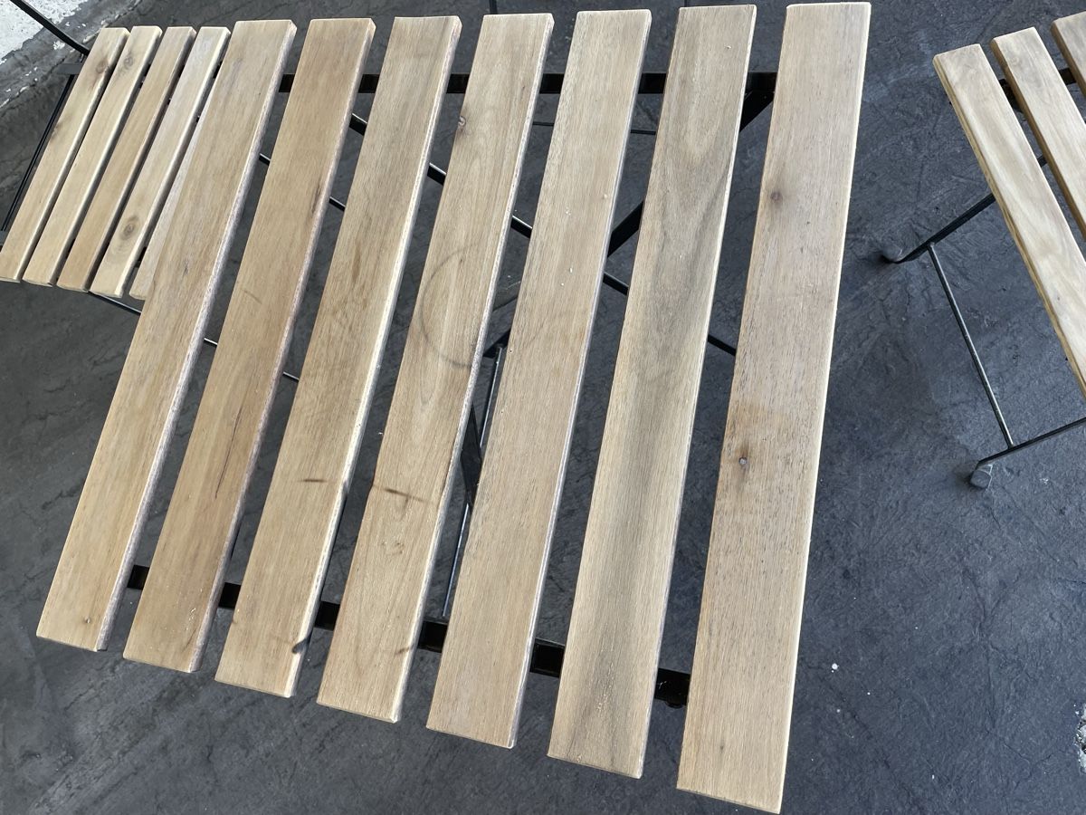 Set di tavolo e panche: Tischset mit Tisch u. drei Stühlen – Usato da Eiken venduto da garanoiri 1