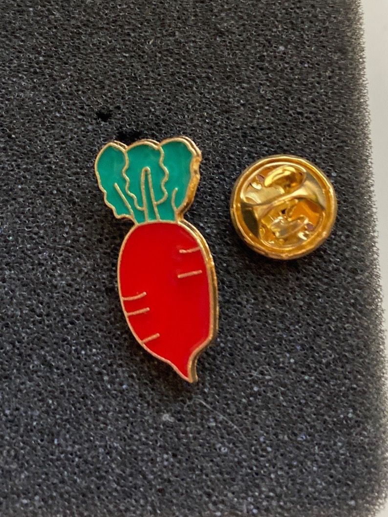 Plaketten & Abzeichen: PIN'S - CAROTTE – Neu (gemäss Beschreibung) aus Le Brassus von cinema13