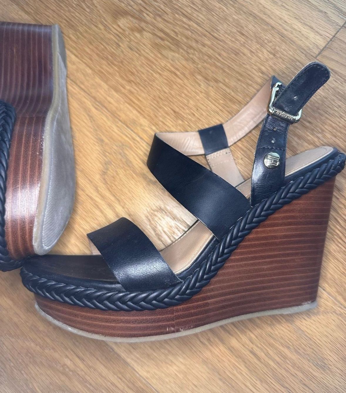 Tommy Hilfiger Chaussures femmes: Tommy Hilfiger Wedges Sandale 38 – Neuf (Voir description) à Pfaffhausen par Klaras_second_hand 1