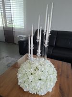 Kerzenständer inkl. Blumendekoration, LED-Kerzen & Batterien