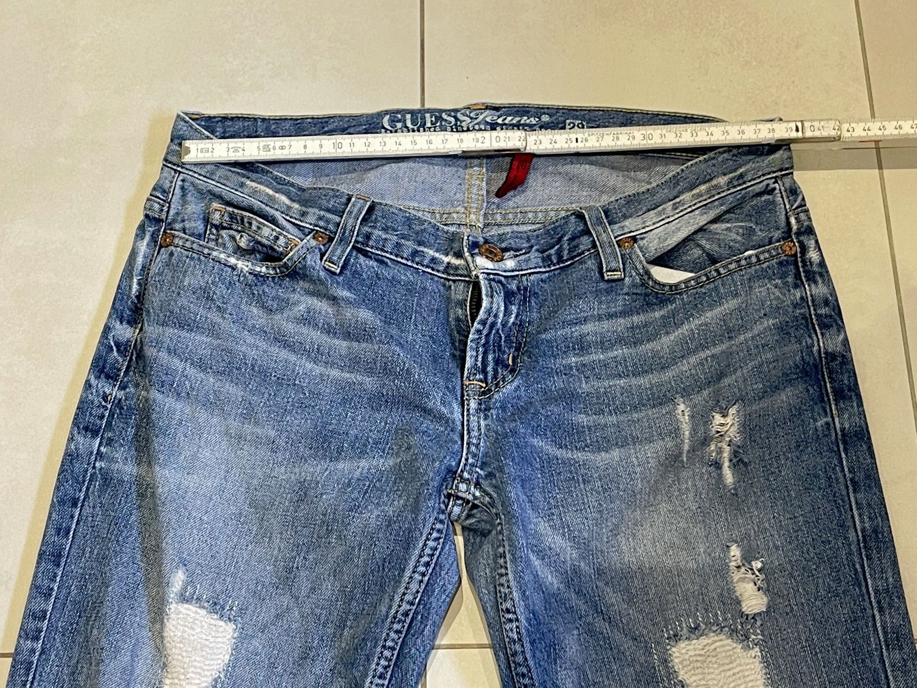 Guess Jeans: Jeans bleu destroyed Guess - taille 29 Bootcut – Usato da Colombier NE venduto da Nikkon 2