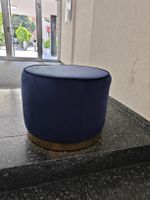 Edler blauer Pouf / Hocker mit goldenem Detail 🤩