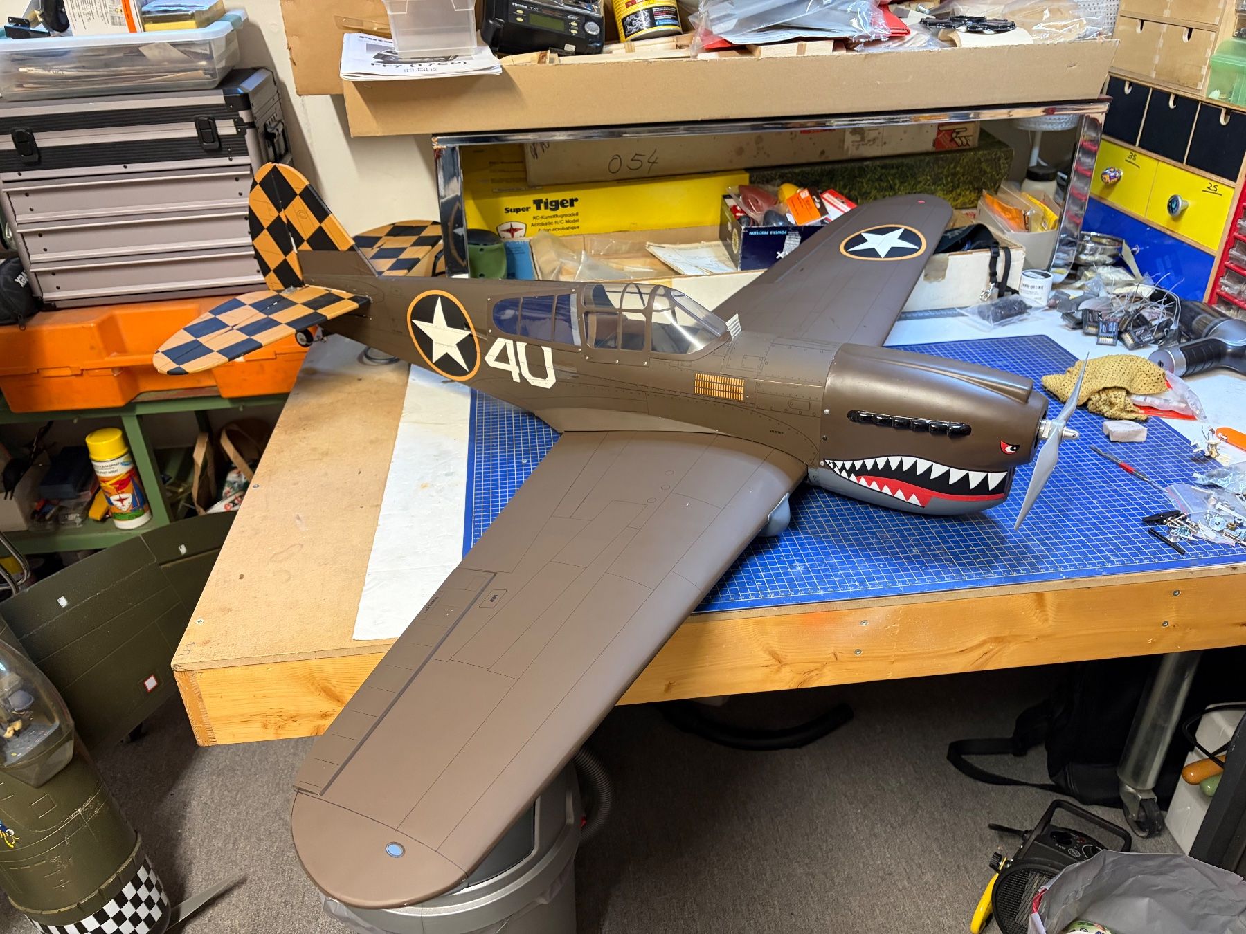 Modellismo RC: Seltenes Flugmodell P-40 Warhawk neuwertig – Nuovo (secondo la descrizione) da Glattbrugg venduto da Olio7