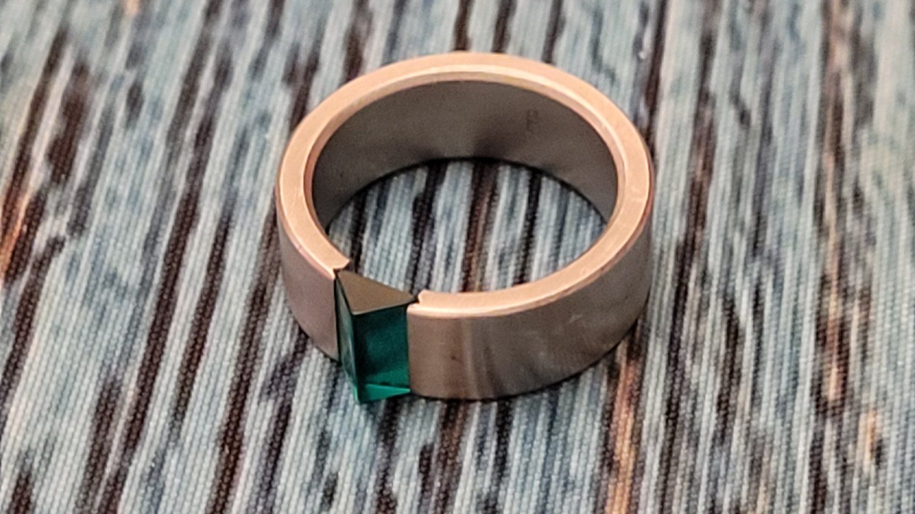 Ringe: Stahlring mit grünem Stein – Neu (gemäss Beschreibung) aus Courtételle von Anais72 1