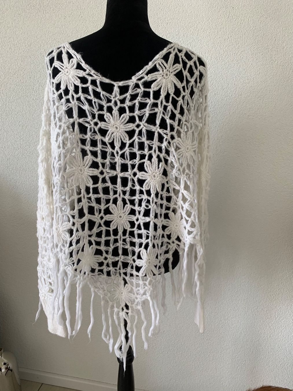 Bolero: Weisses Häkel-Poncho, Fransen, Blumenmuster, Boho-Style – Usato da Neuendorf venduto da LadystreetL 2