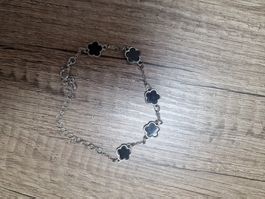 Armband mit schwarzen Blumen