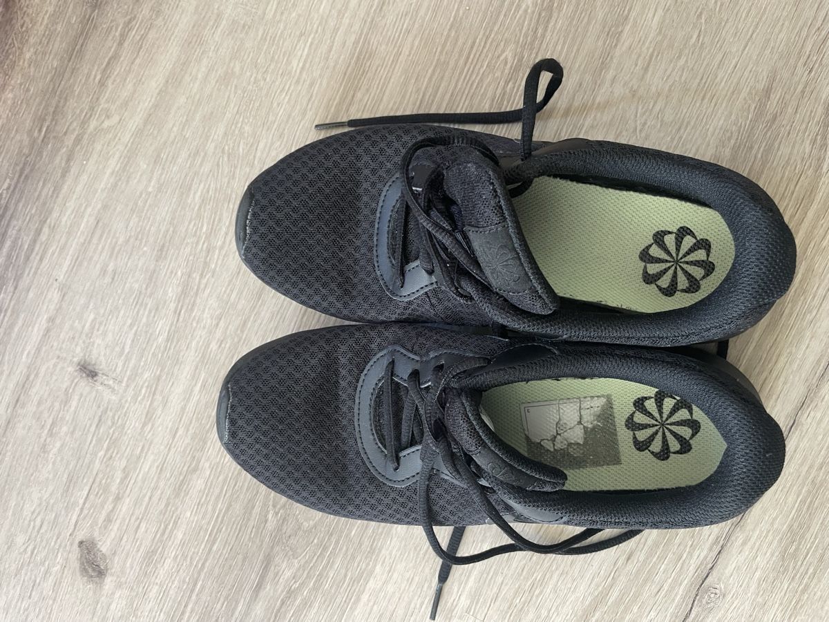 Nike Scarpe da donna: Schwarze Nike Freizeitschuhe Grösse 38.5  – Usato da Winterthur venduto da Fabelhaft123 1