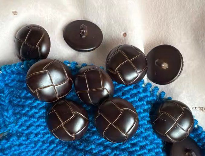 Bottoni: Runde Retro Knöpfe Kunstleder 25 mm - Boutons ronds retro – Nuovo e nell'imballaggio originale da Lausanne venduto da novastoris