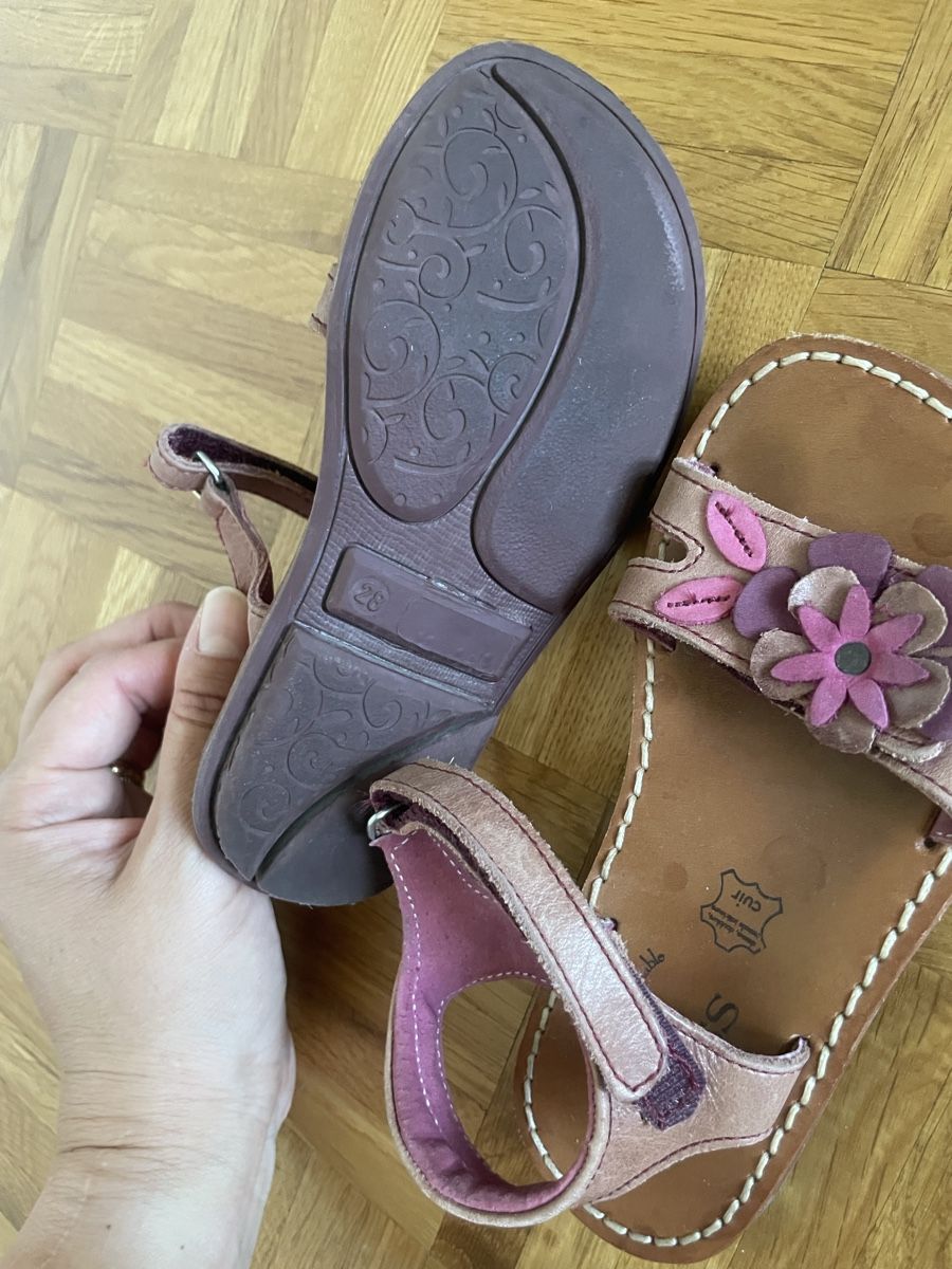 Scarpe per ragazze: 2 Pairs de Sandales cuir pointure 28 – Usato da Versoix venduto da Pti-pois 2