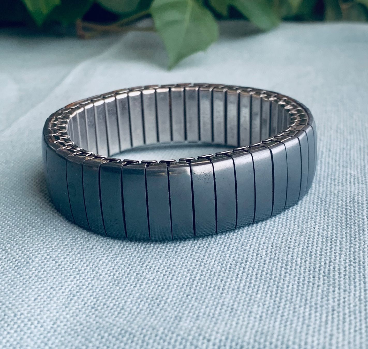 Armbänder & -reifen: Armband dehnbar mit Hämatit – Gebraucht aus Bern von Flora.Sonea