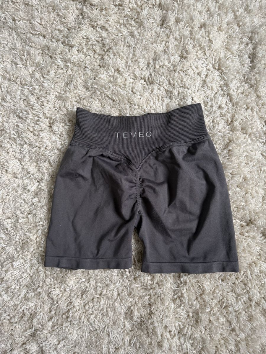Teveo Hosen: Grey Teveo Statement Shorts – Gebraucht aus Bern von ari_6t6x 1