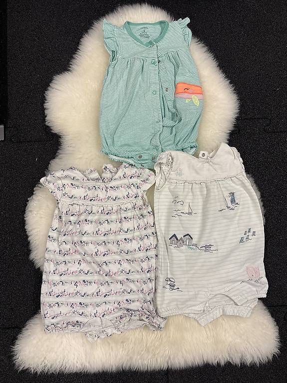 Lotti & Set di vestiti: Sommer Einteiler 6-9 Monate – Usato da Gossau SG venduto da Shanin93