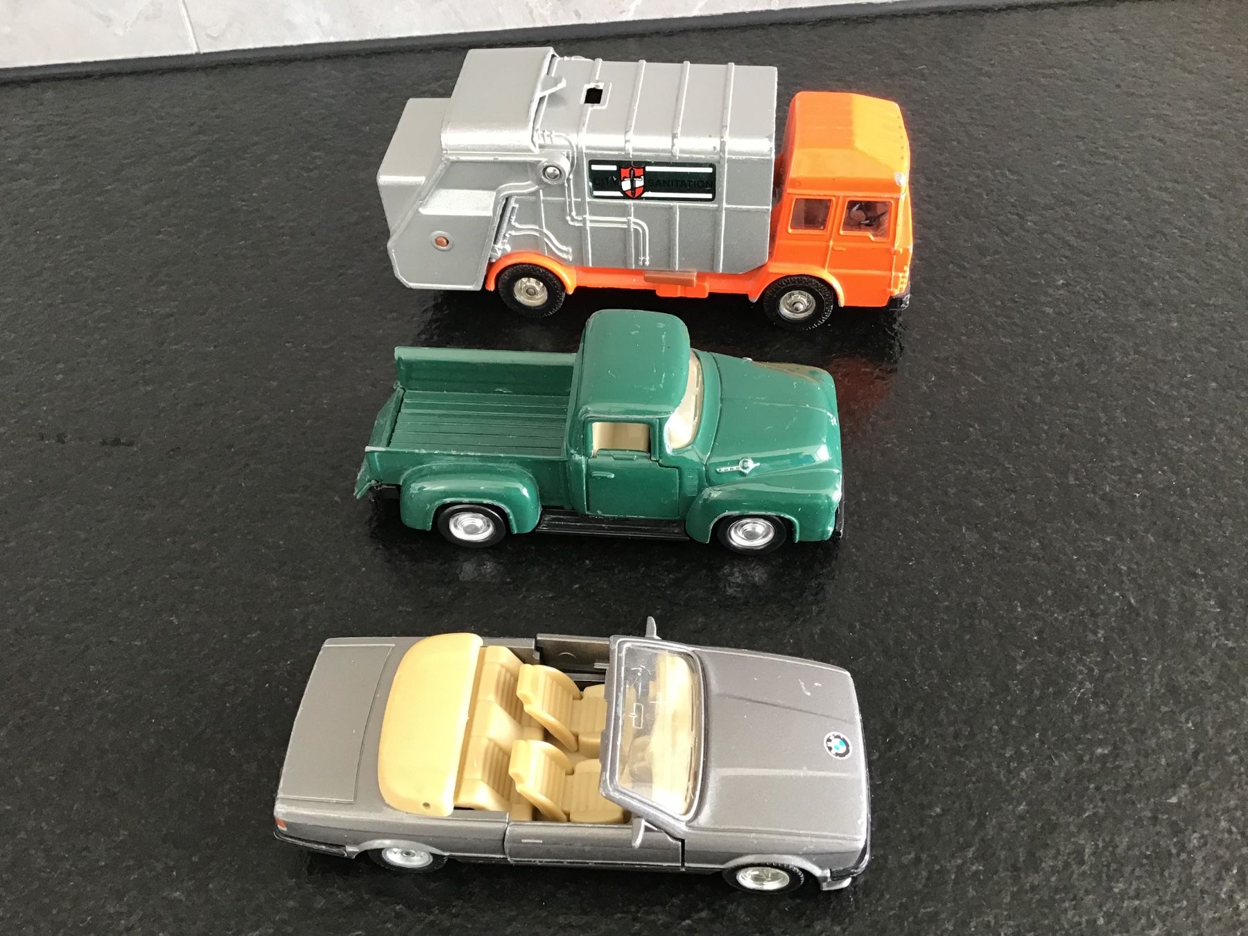 Voitures modèles: Voitures – D'occasion à Neuchâtel par sta_7qfy 1